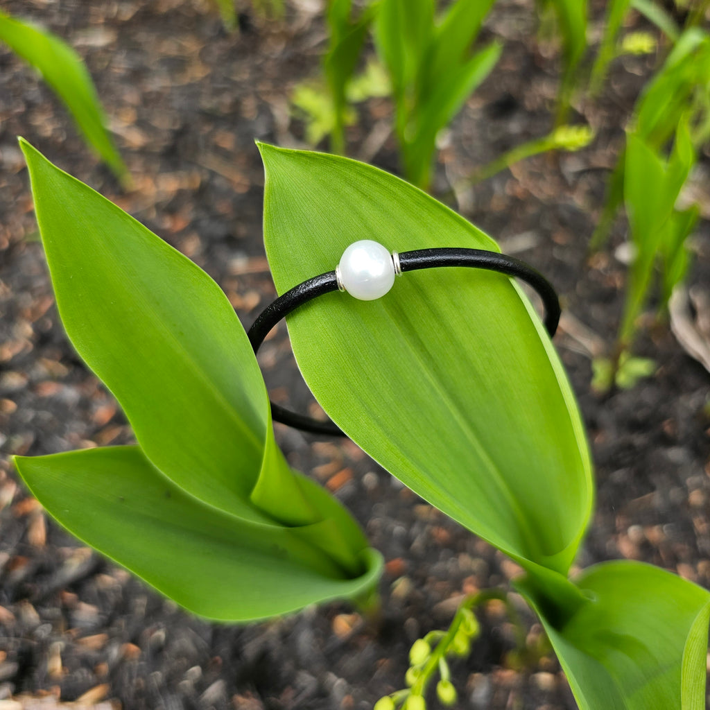 Leather cord bracelet with freshwater pearl