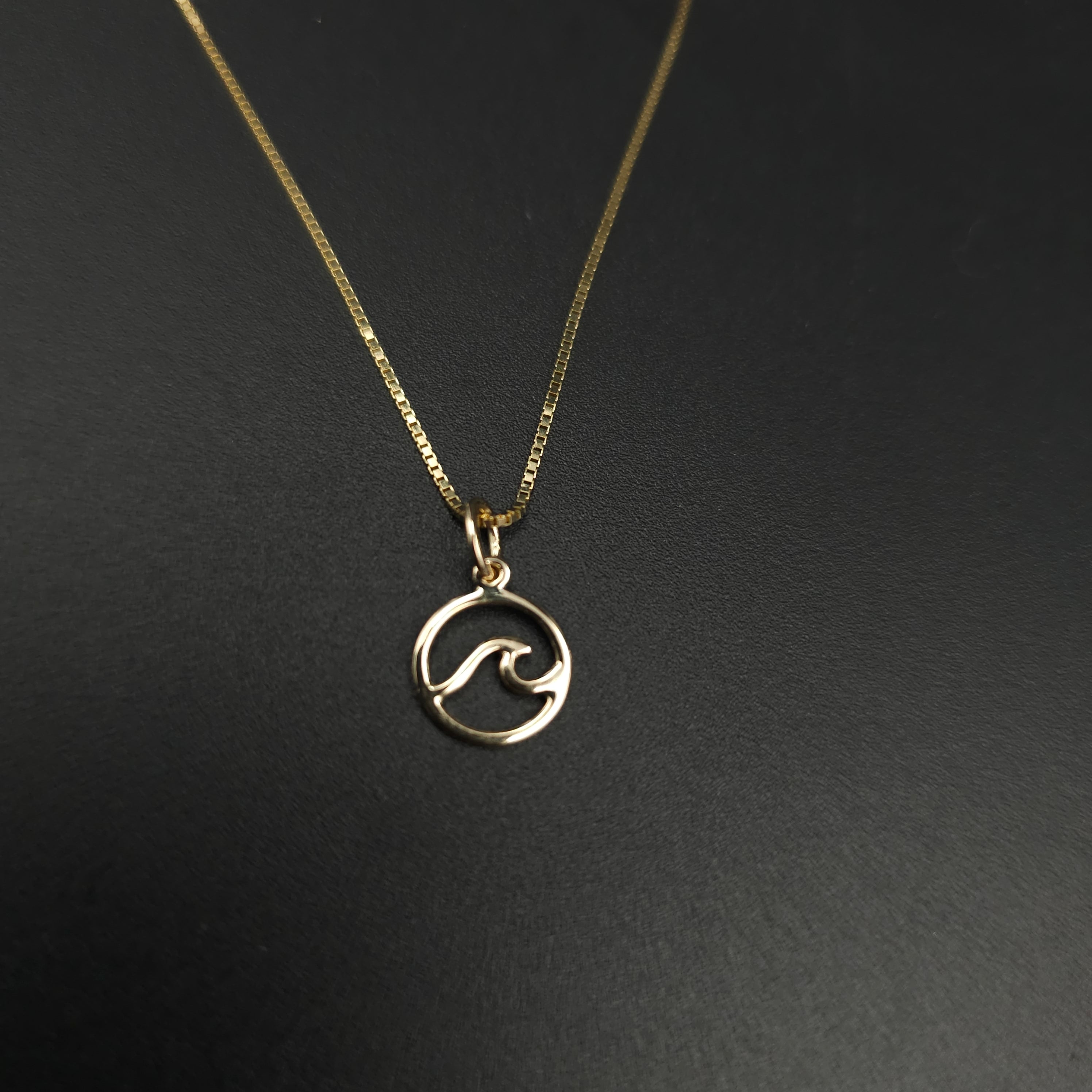 14k gold wave in circle necklace