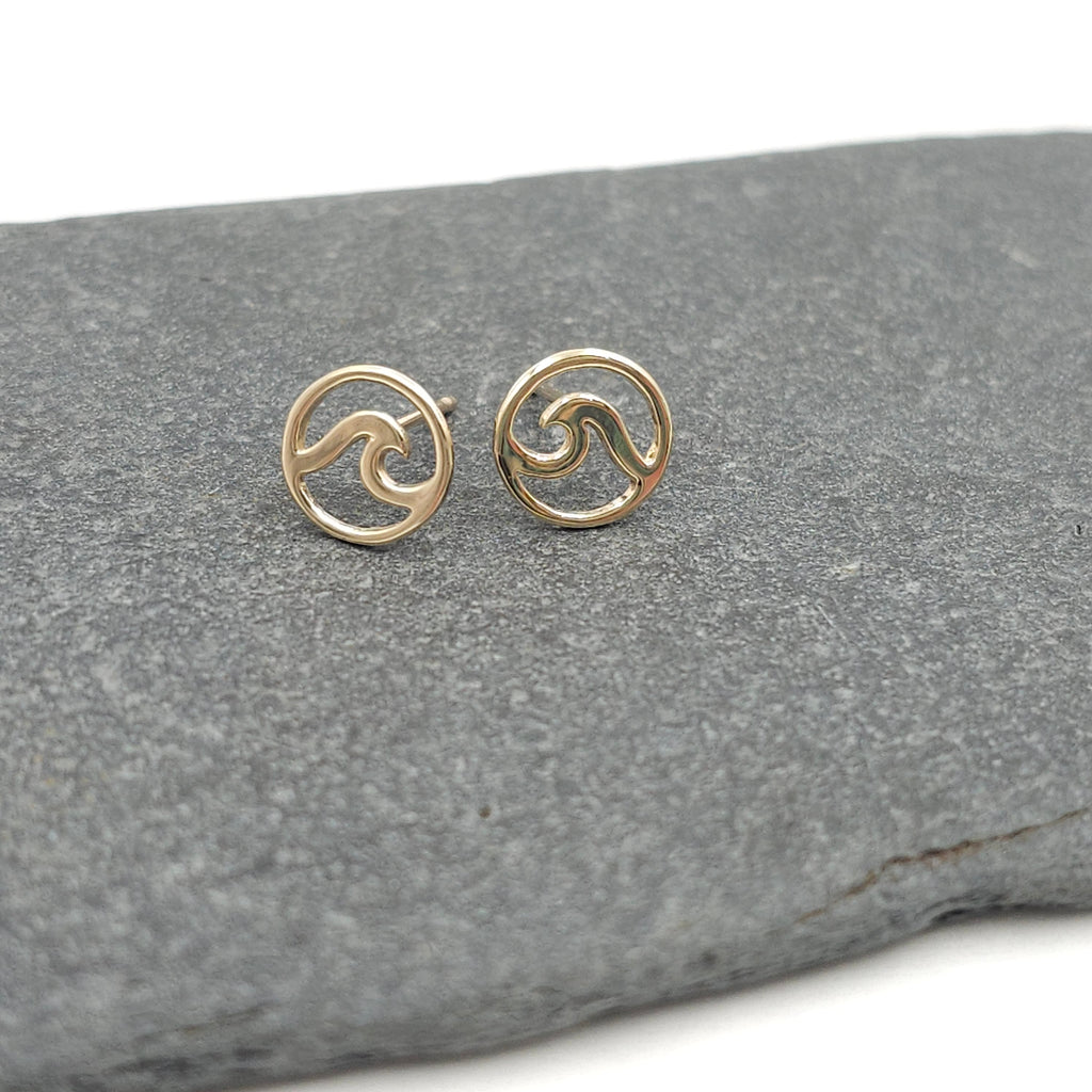 14k gold wave in circle post earrings