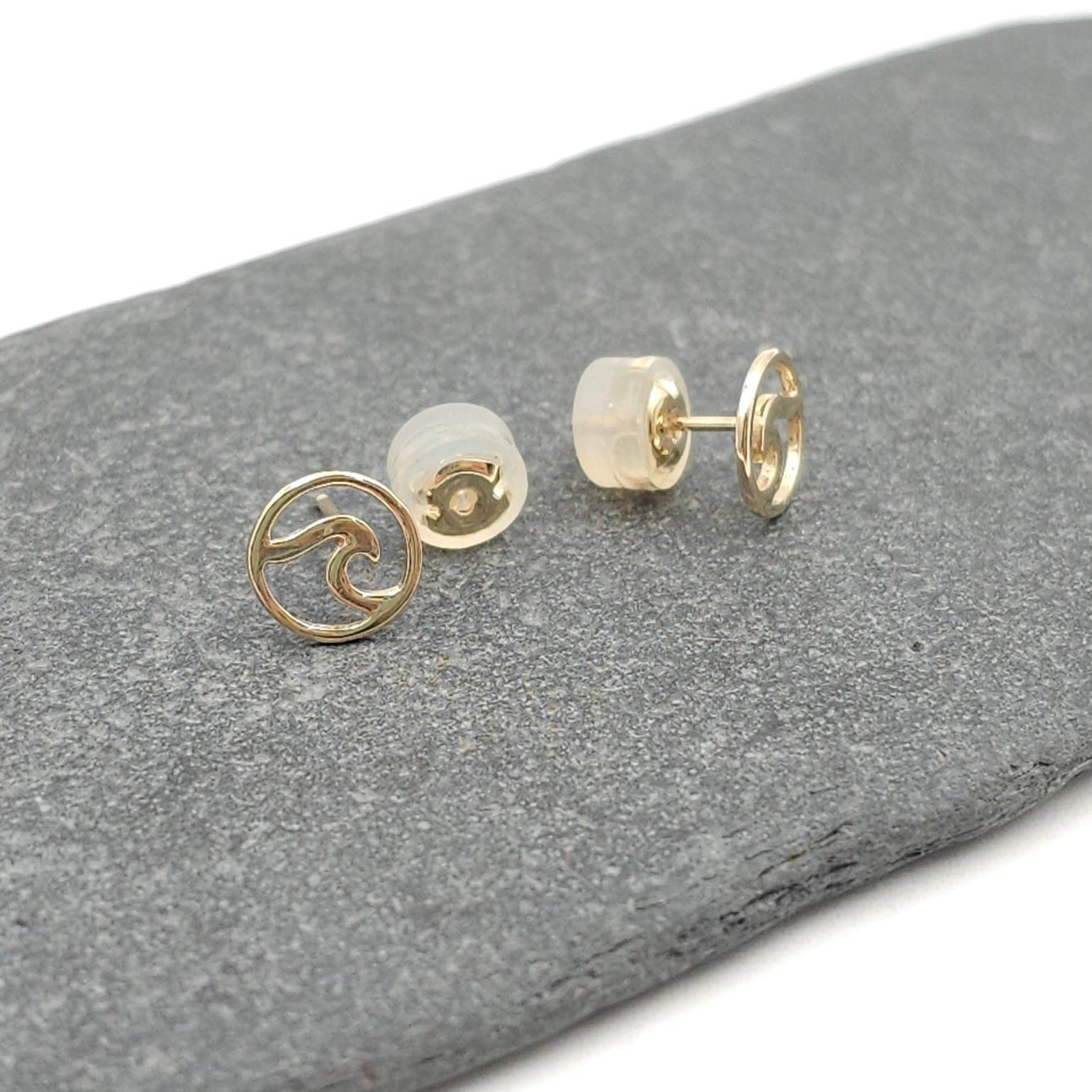 14k gold wave in circle post earrings