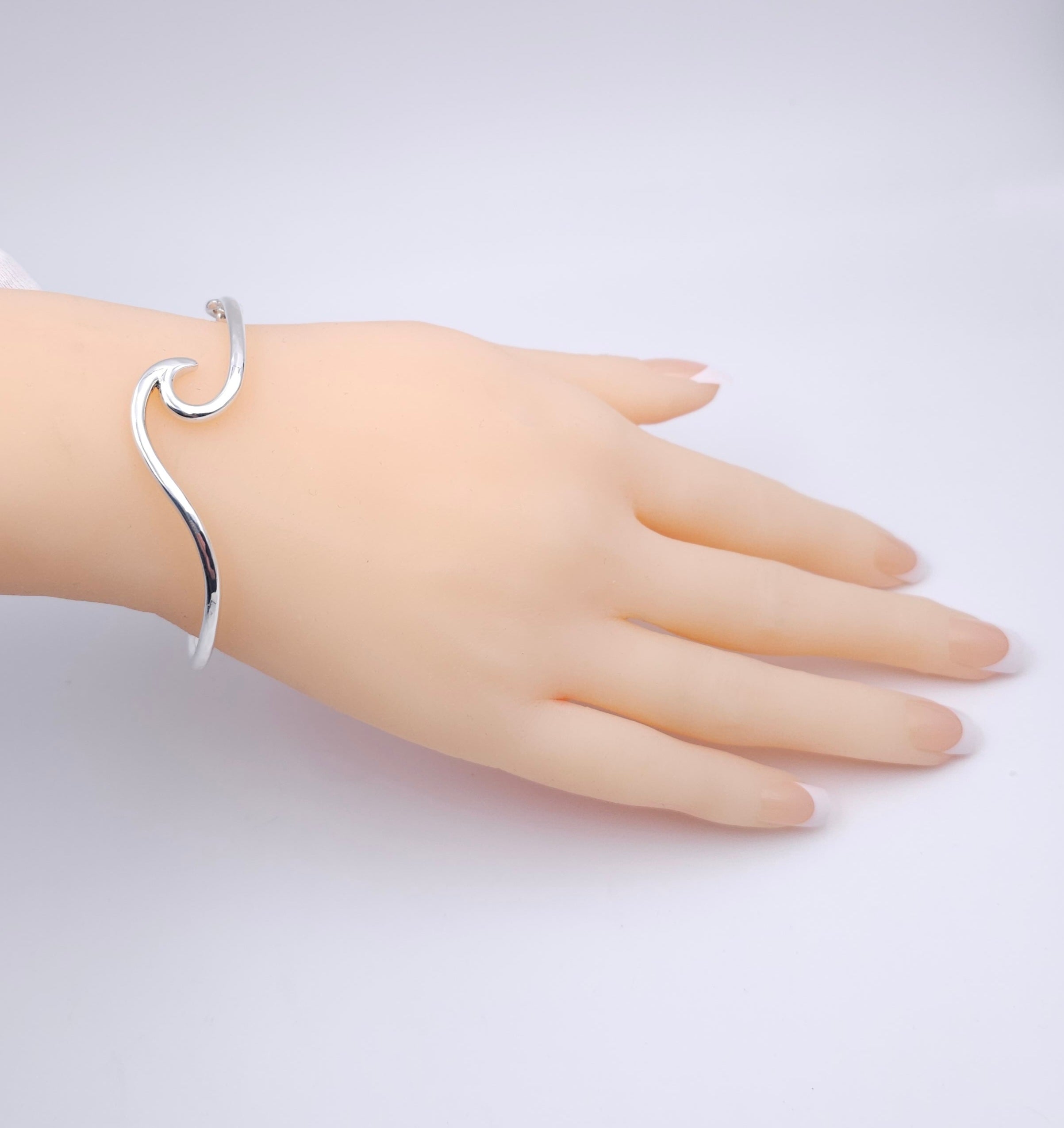 Elegant ocean wave bracelet in high-quality sterling silver 