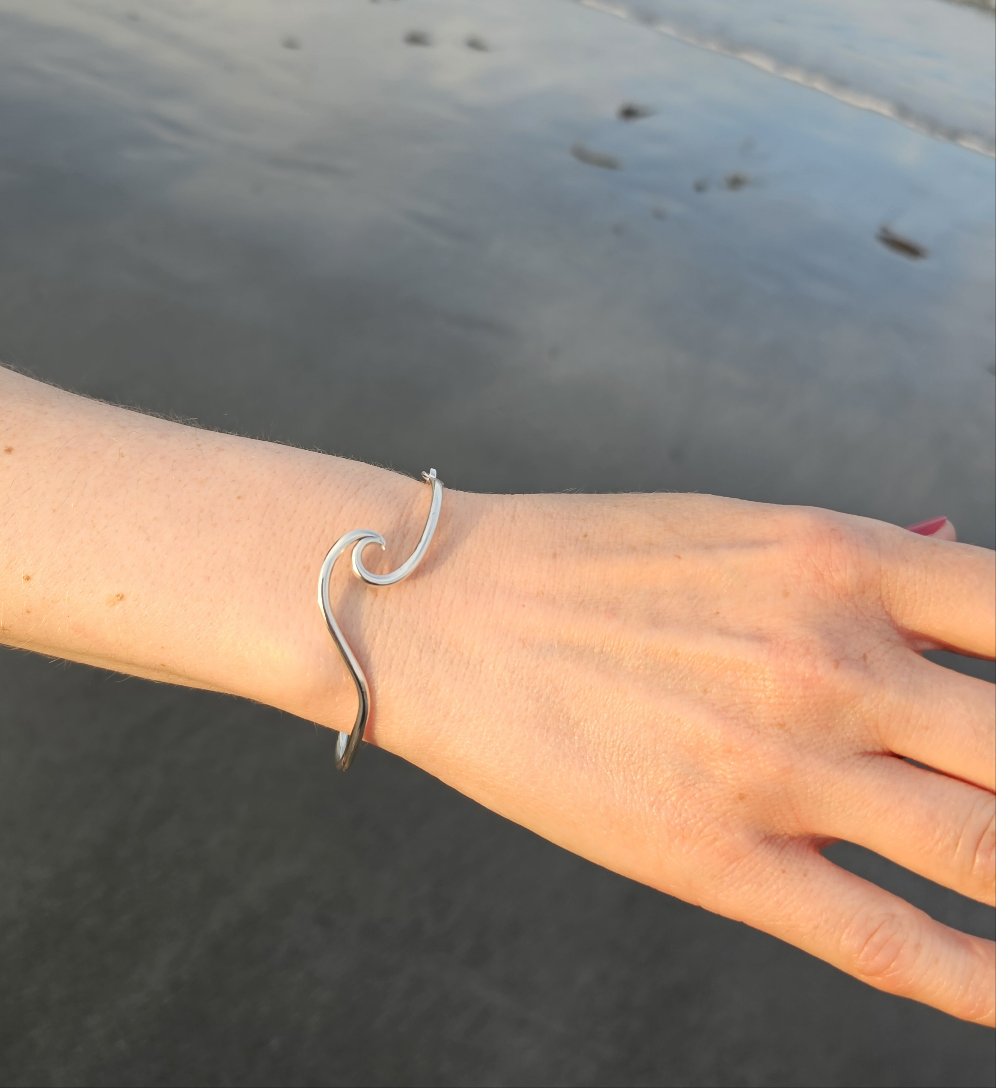Sterling silver wave bracelet with hook closure – Autumn Designs Sterling silver wave bracelet with hook closure – Autumn Designs