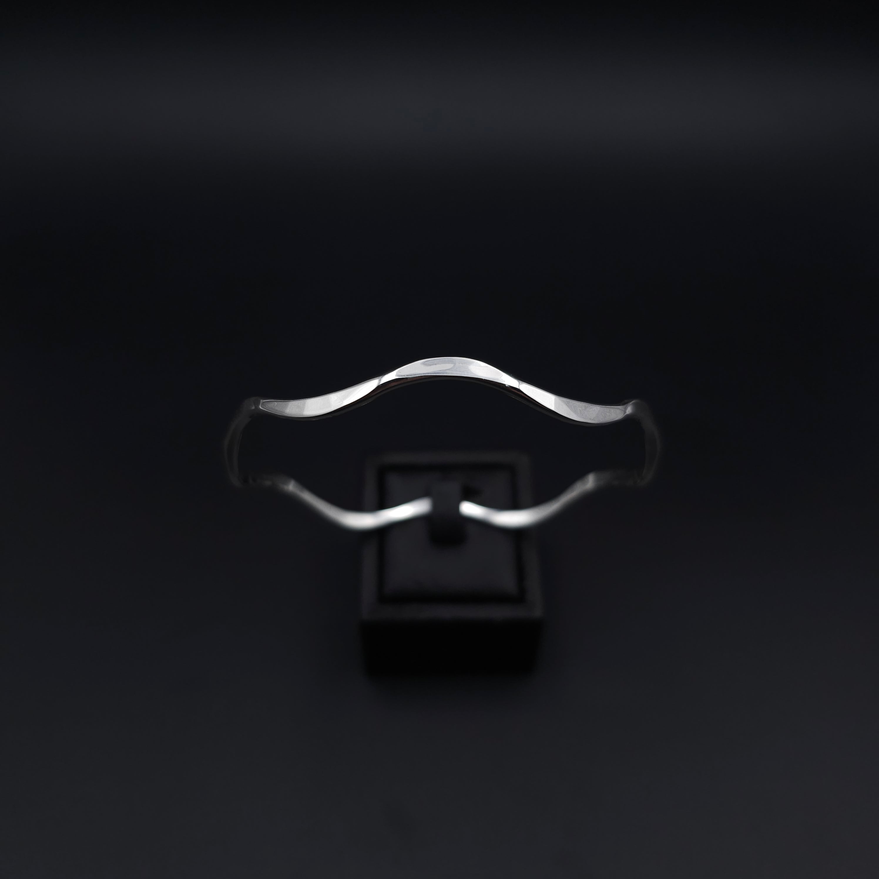 Wavy bangle bracelet in sterling silver