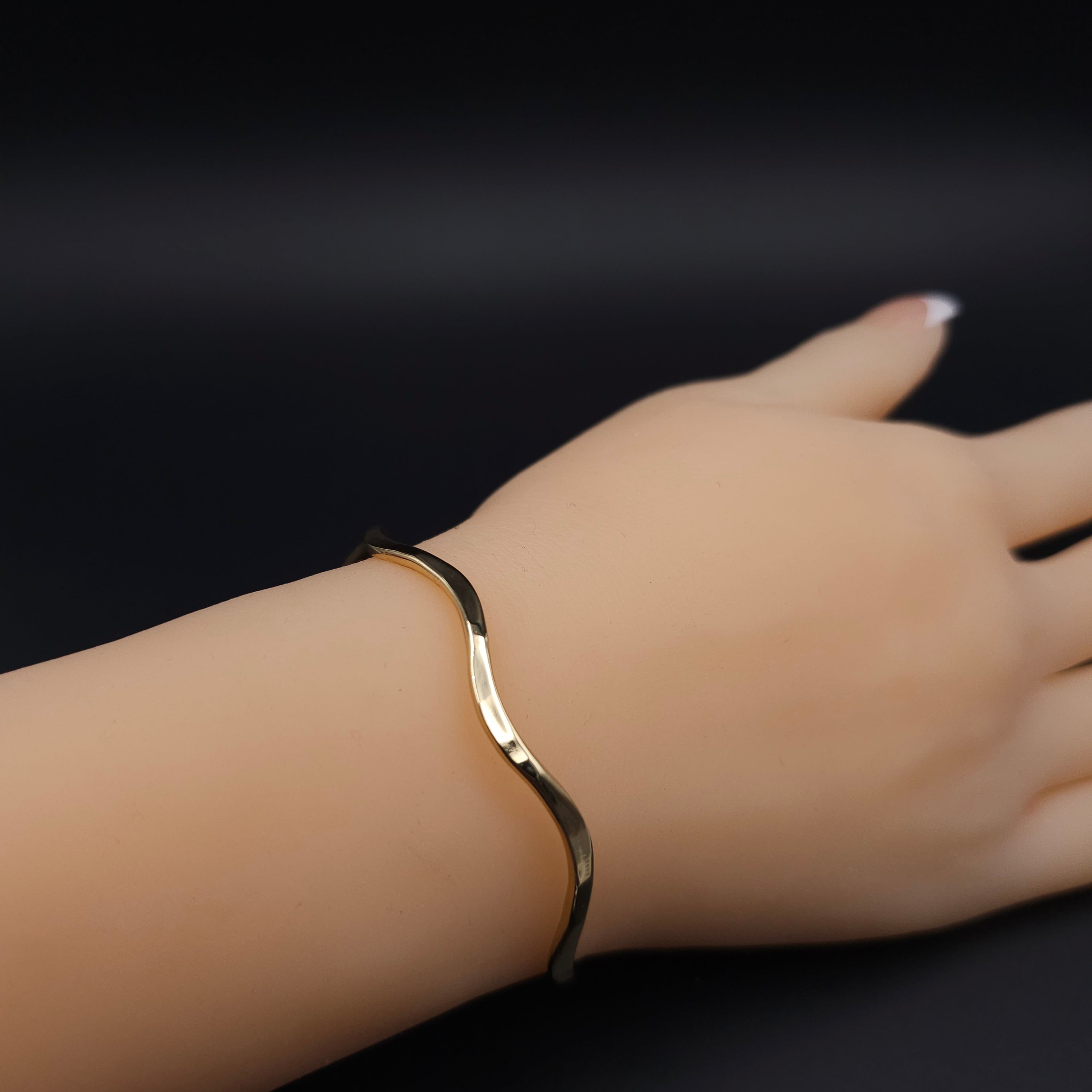 Wavy bangle bracelet in brass