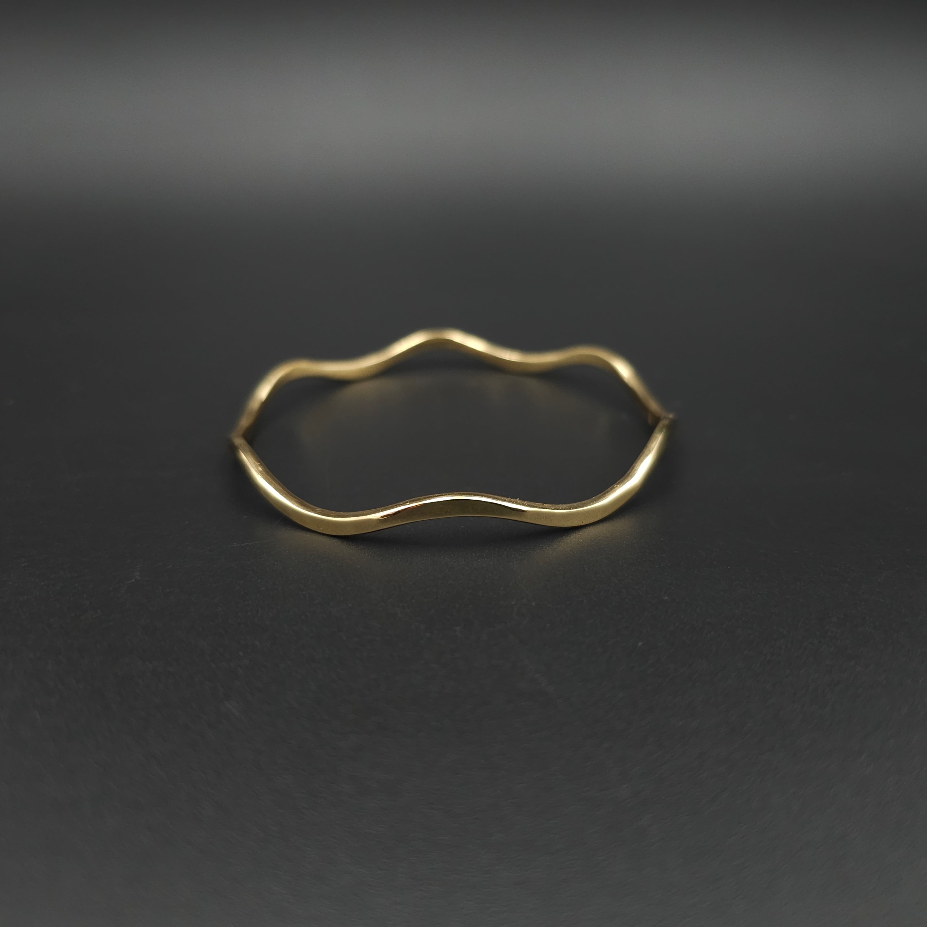 Wavy bangle bracelet in brass