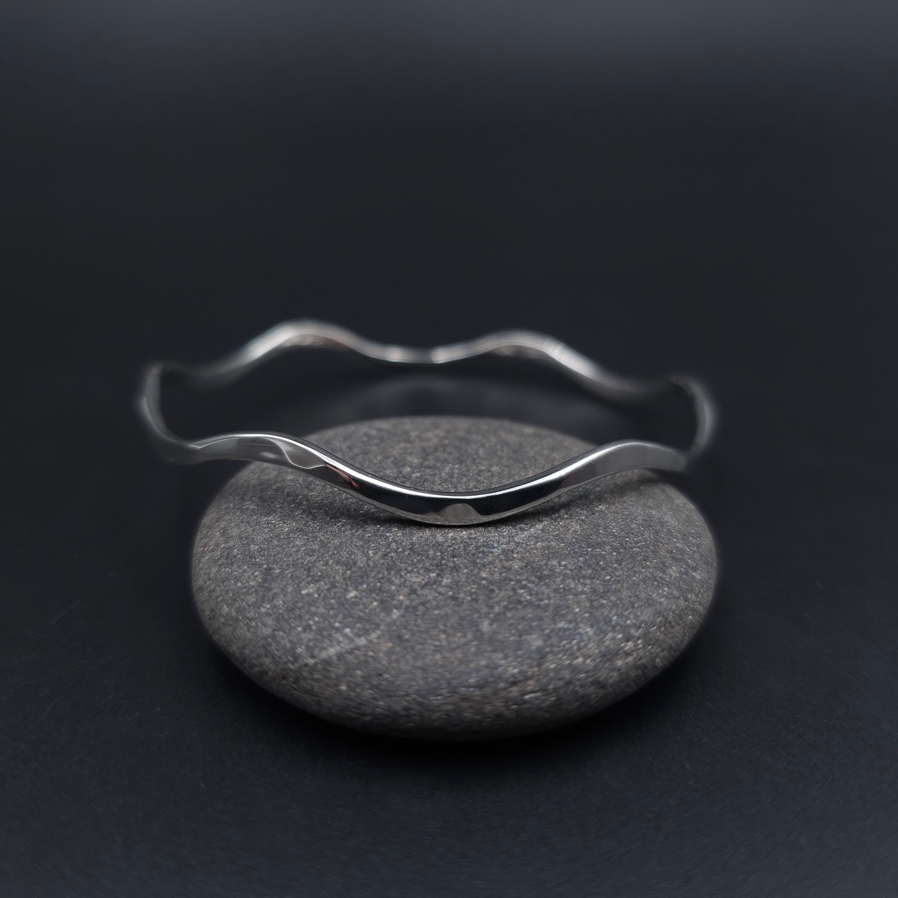 Wavy bangle bracelet in sterling silver