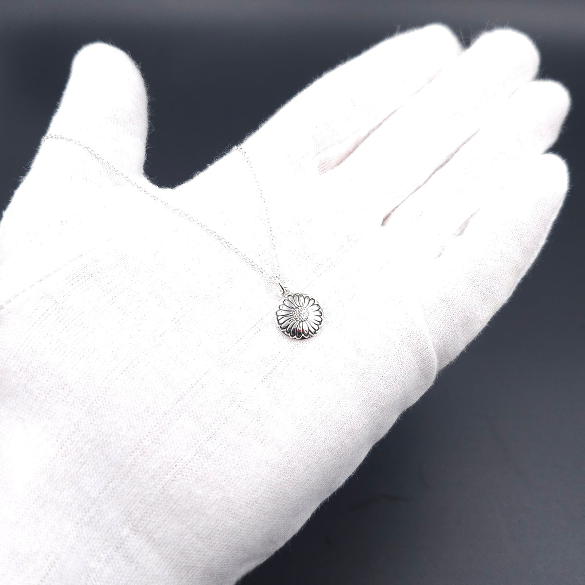 Sterling silver daisy necklace