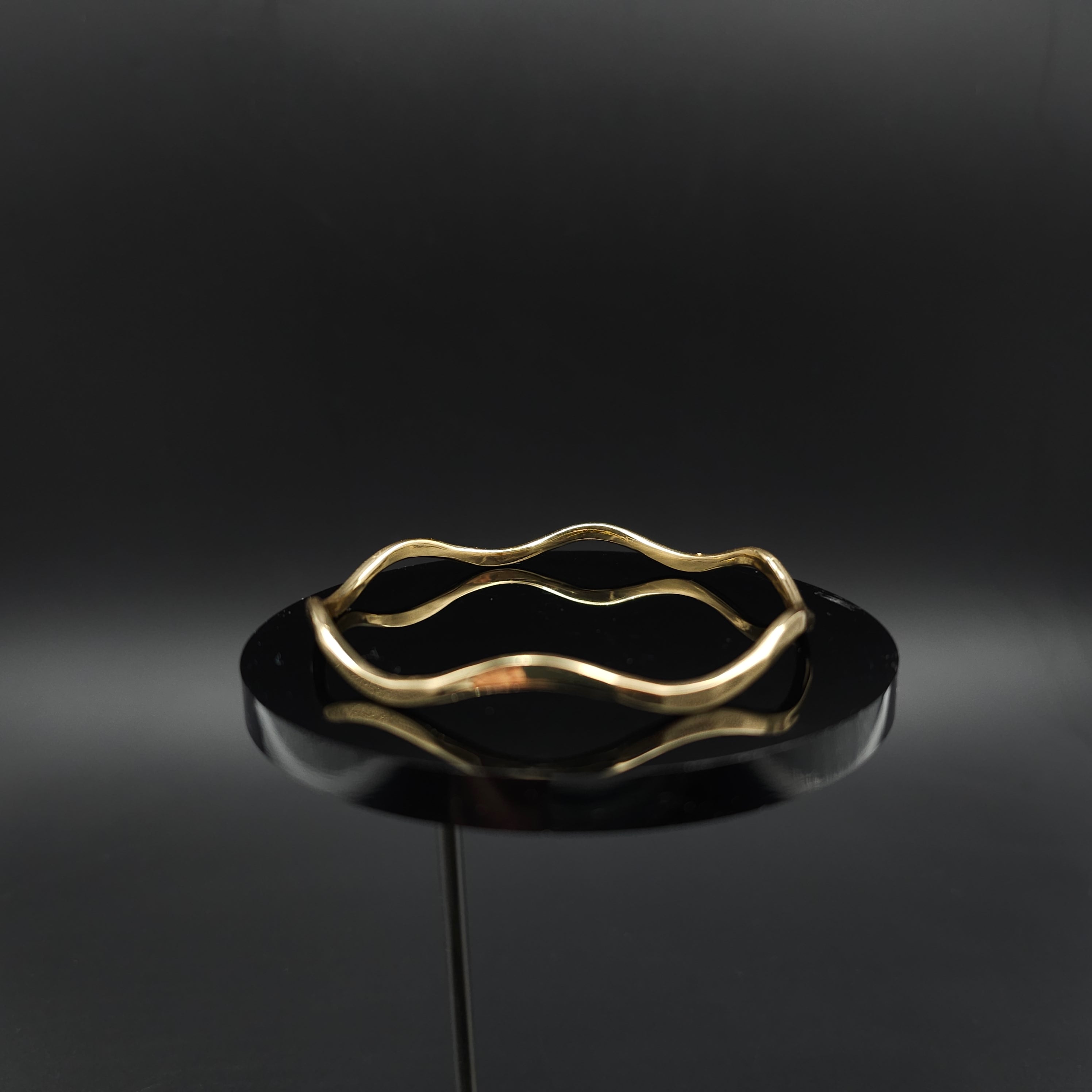 Wavy bangle bracelet in brass