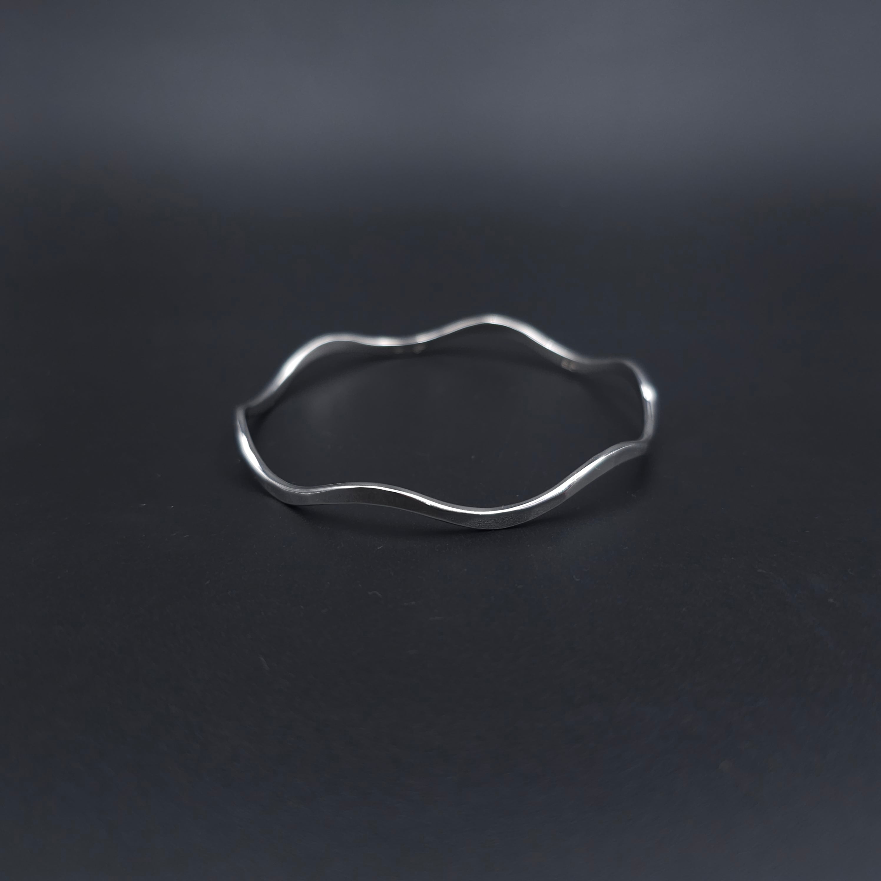 Wavy bangle bracelet in sterling silver