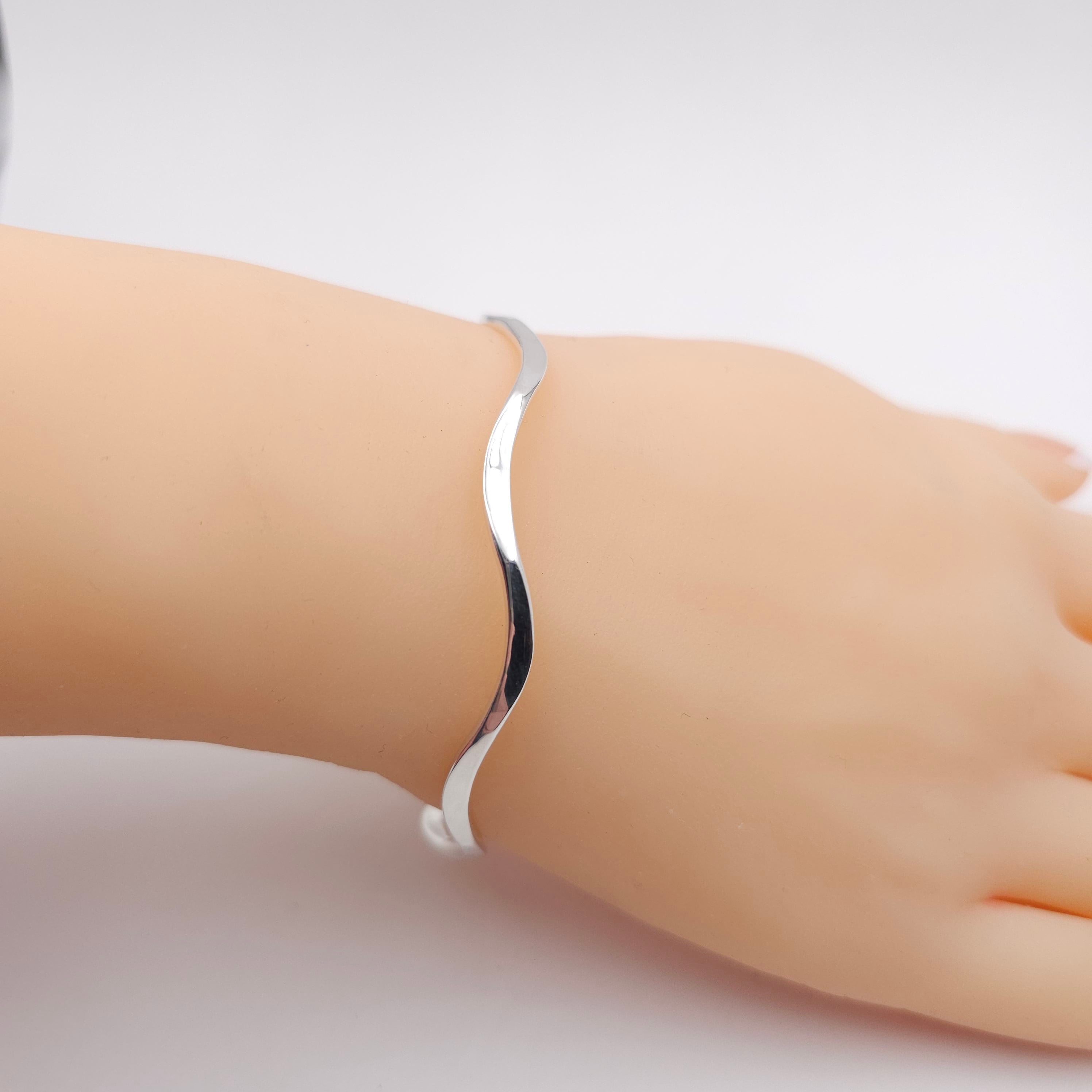 Wavy bangle bracelet in sterling silver