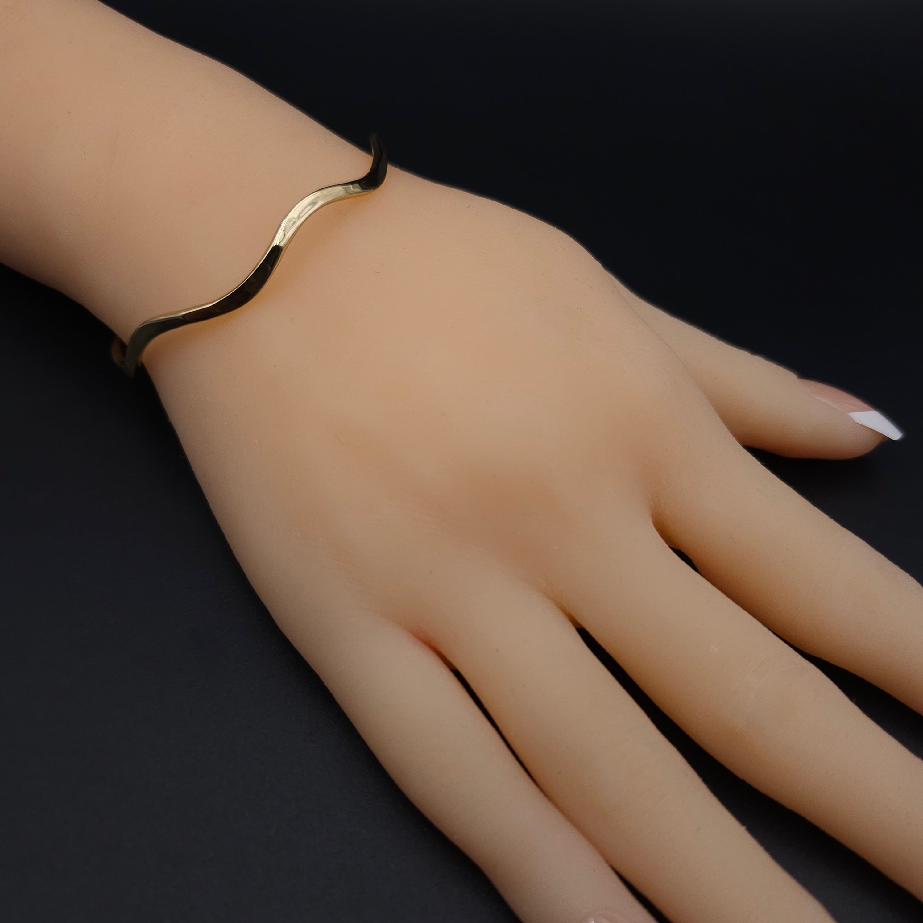 Wavy bangle bracelet in brass