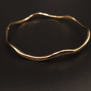 Wavy design hammered gold bangle bracelet