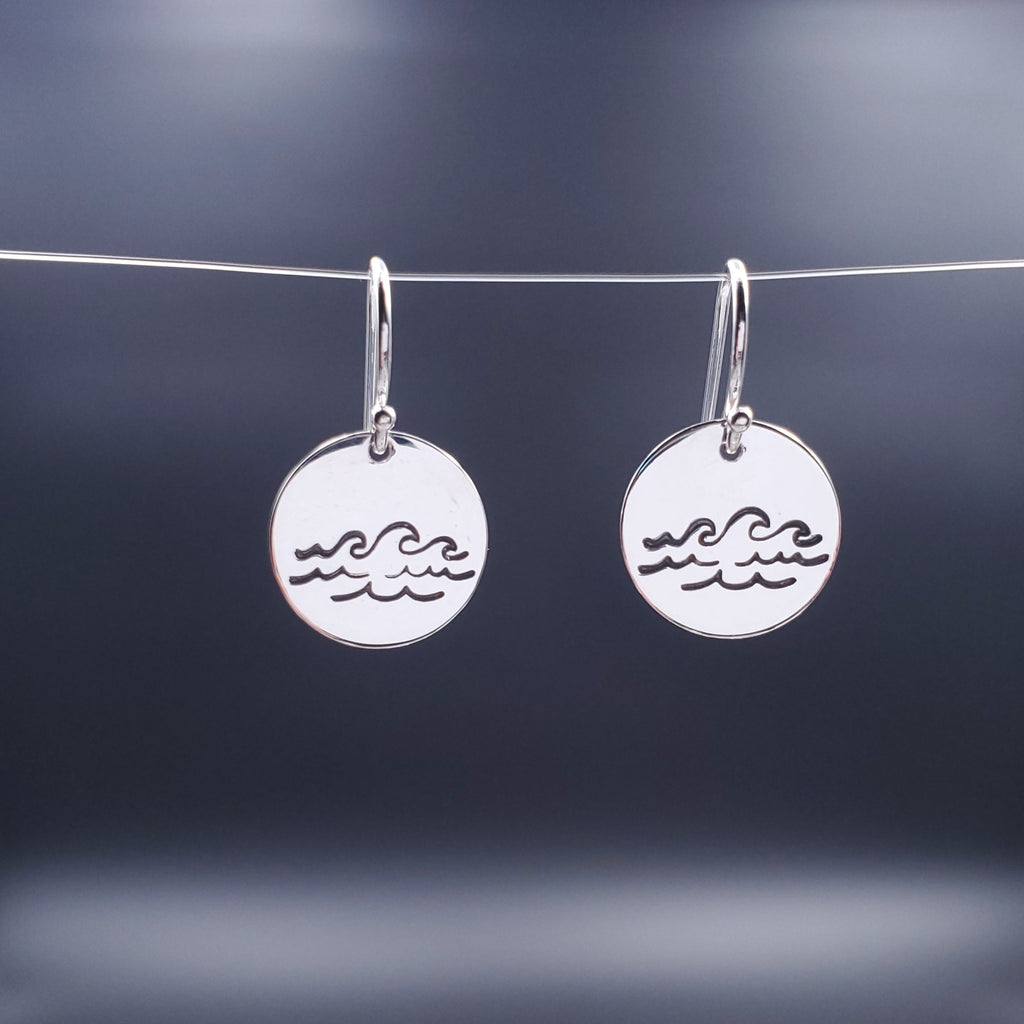 Silver circle disc earrings with waves design