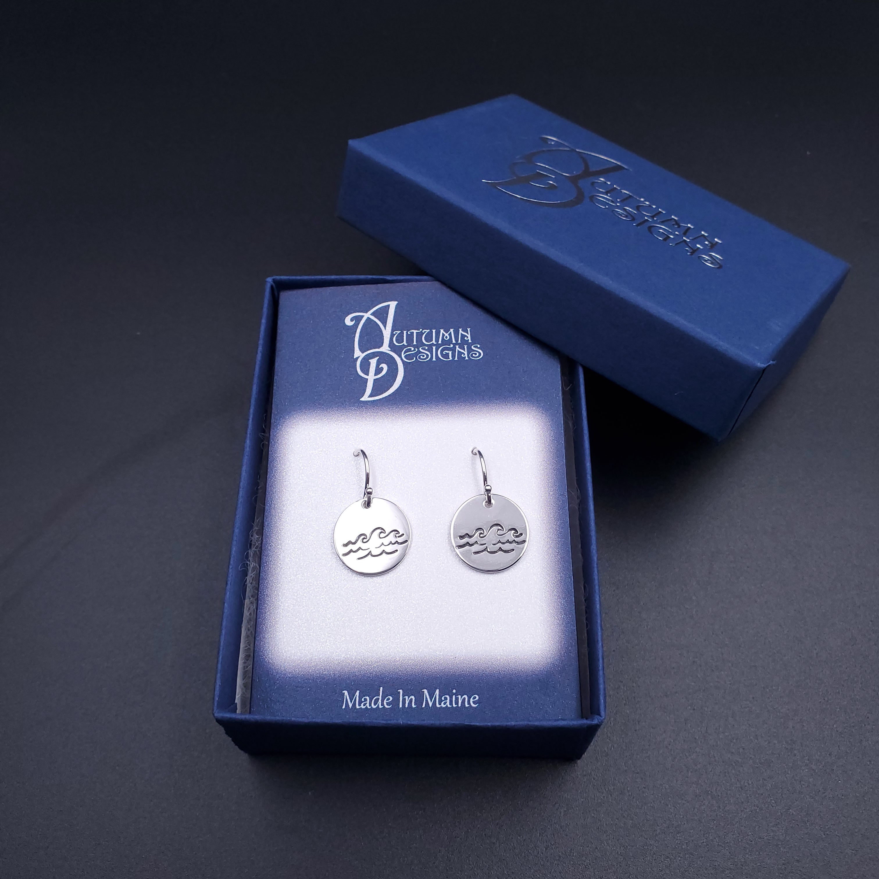Circle wave earrings in box