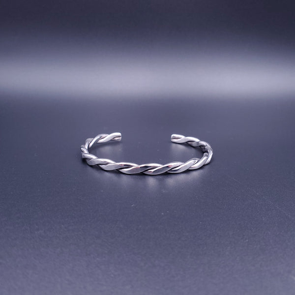 Retailer of 18k gold lab grown diamond twisted bracelet | Jewelxy - 233925